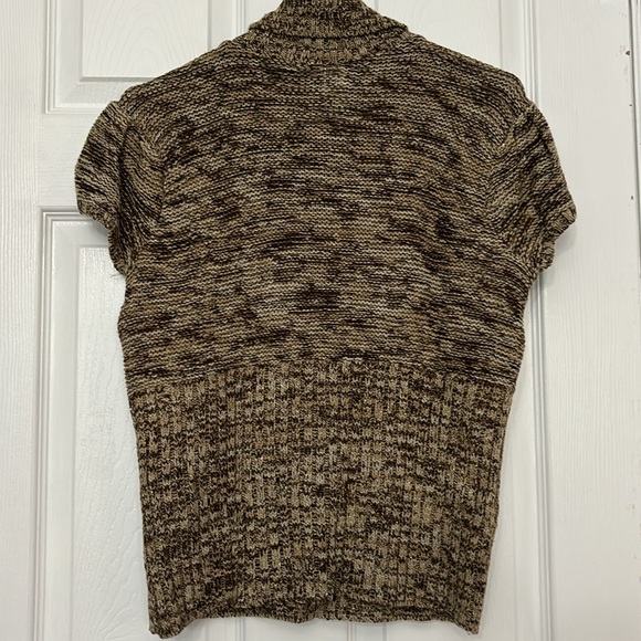 Short sleeve knitted L sweater
96% acrylic 4% other fibers - Picture 4 of 5